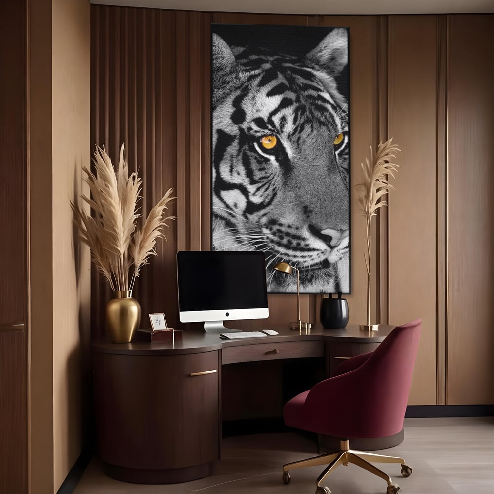 Tablou canvas cu tablou canvas cu tigru alb-negru, in rama de aluminiu negru, pe perete intr-un birou