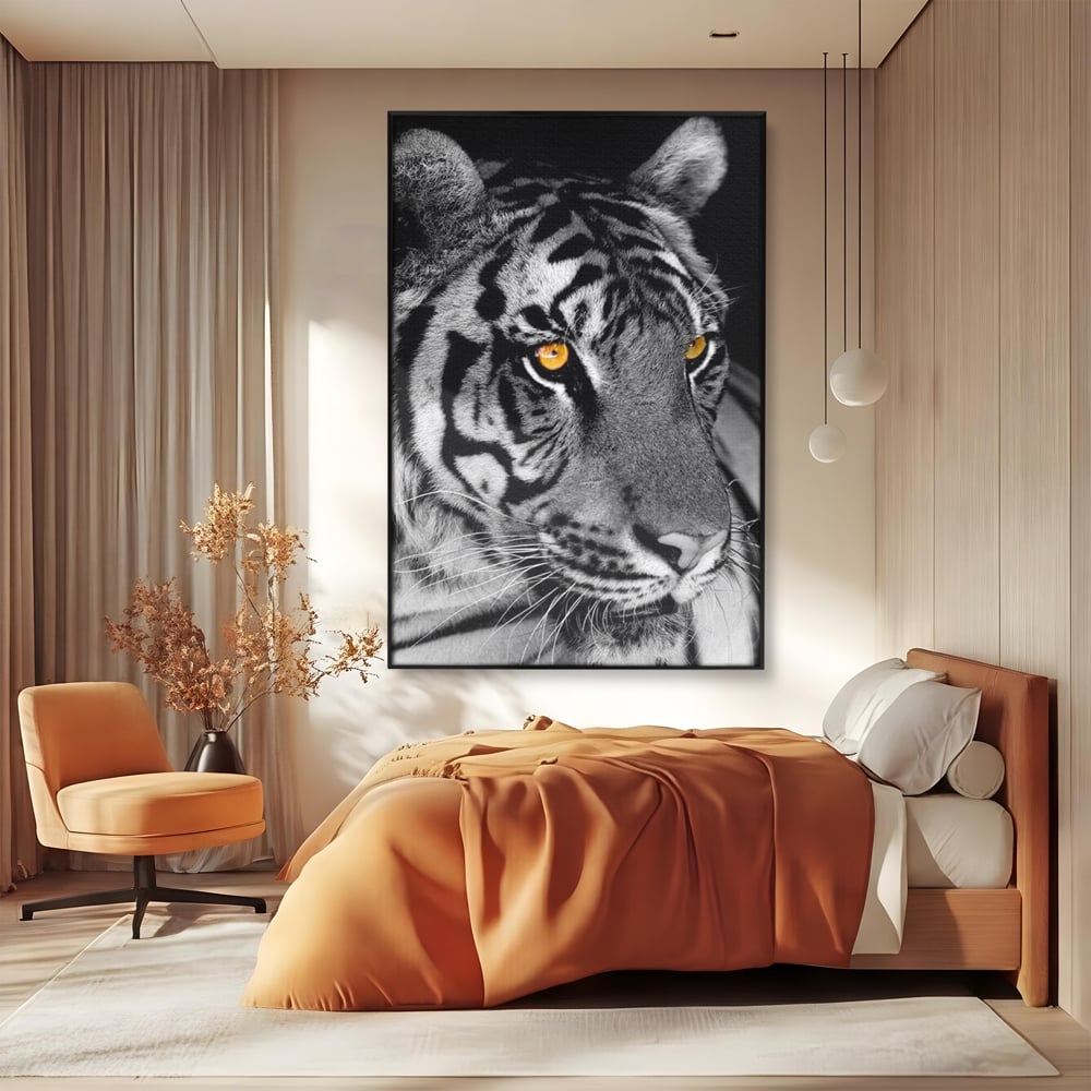 Tablou canvas cu tablou canvas cu tigru alb-negru, in rama de aluminiu negru, pe perete intr-un dormitor