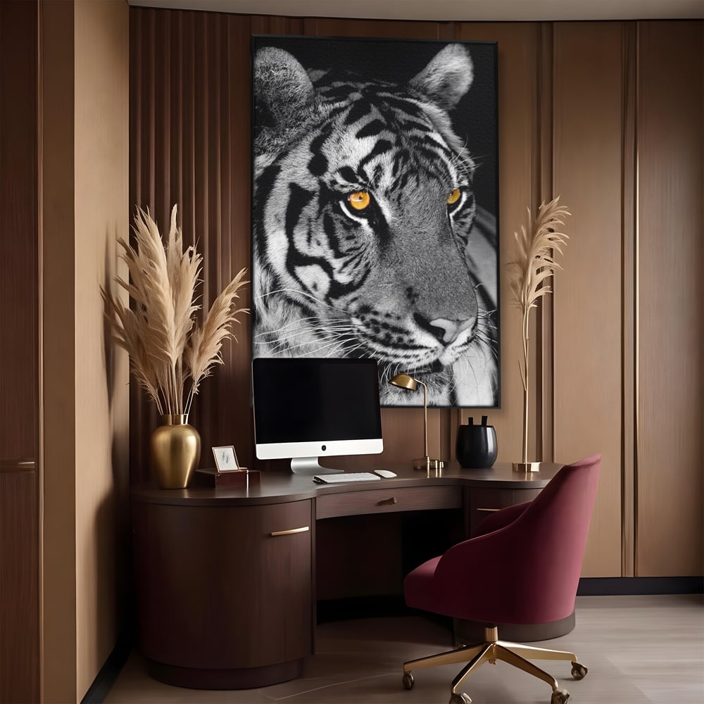 Tablou canvas cu tablou canvas cu tigru alb-negru, in rama de aluminiu negru, pe perete intr-un birou