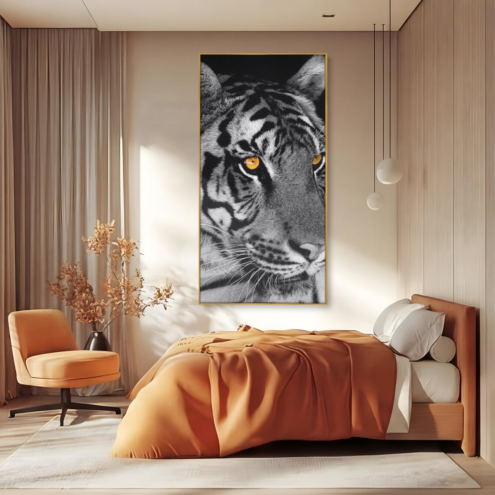 Tablou canvas cu tablou canvas cu tigru alb-negru, in rama de aluminiu auriu, pe perete intr-un dormitor