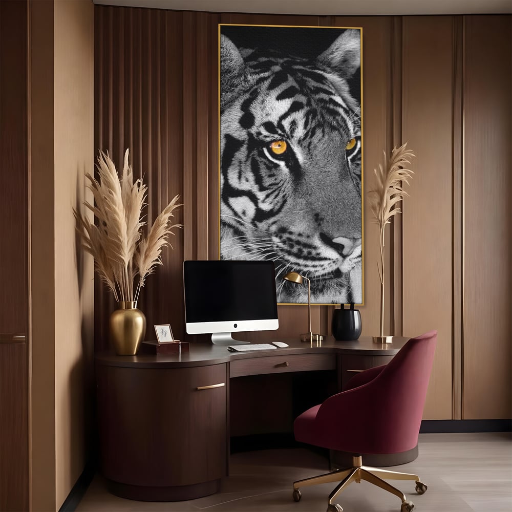 Tablou canvas cu tablou canvas cu tigru alb-negru, in rama de aluminiu auriu, pe perete intr-un birou