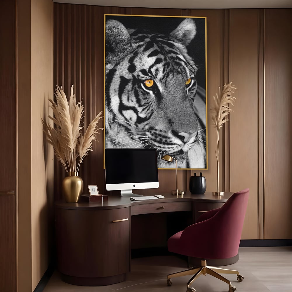 Tablou canvas cu tablou canvas cu tigru alb-negru, in rama de aluminiu auriu, pe perete intr-un birou