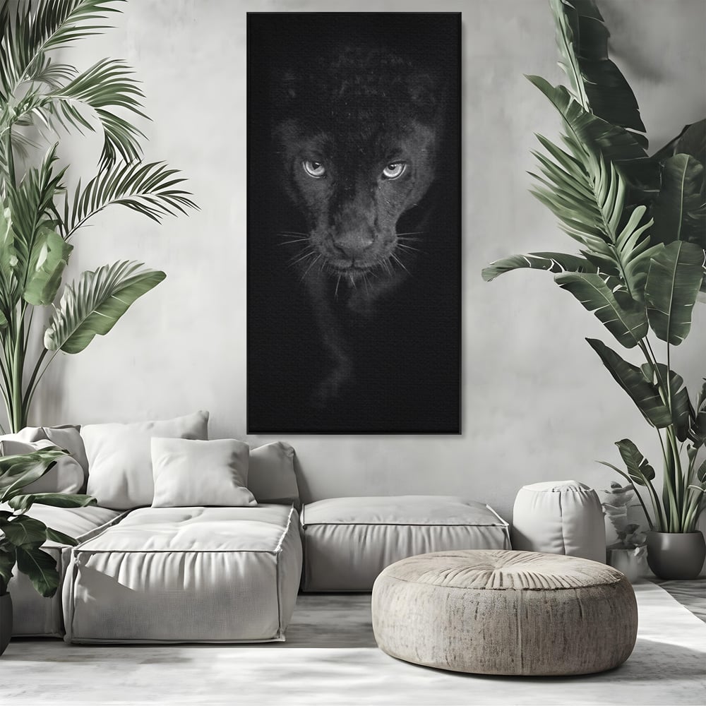 Tablou canvas cu tablou canvas cu pantera neagra, in rama de aluminiu negru, pe perete intr-un living