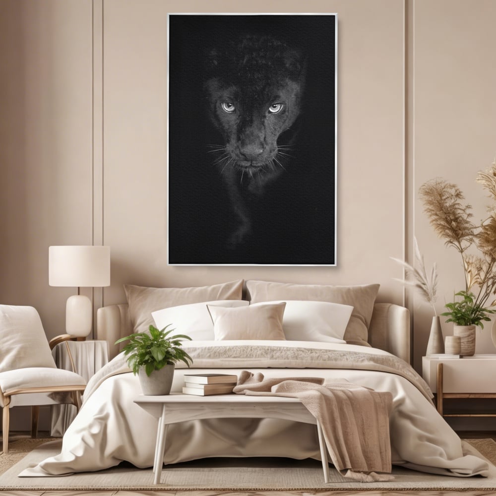 Tablou canvas cu tablou canvas cu pantera neagra, in rama de aluminiu argintiu, pe perete intr-un dormitor