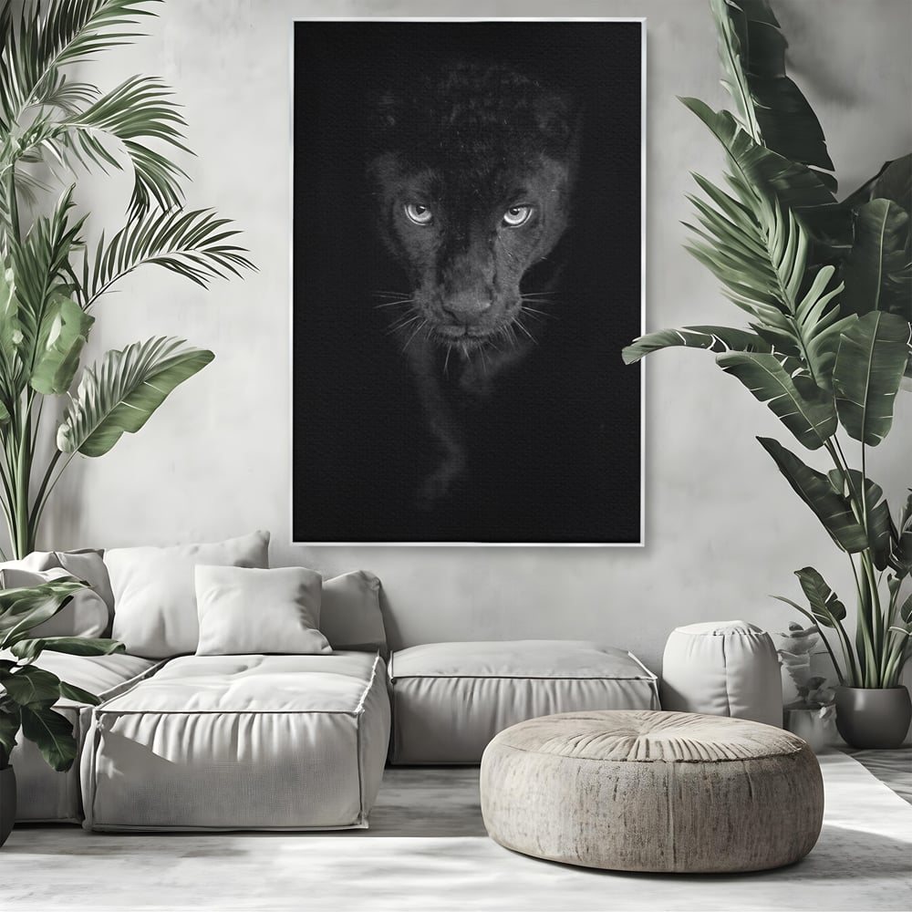 Tablou canvas cu tablou canvas cu pantera neagra, in rama de aluminiu argintiu, pe perete intr-un living