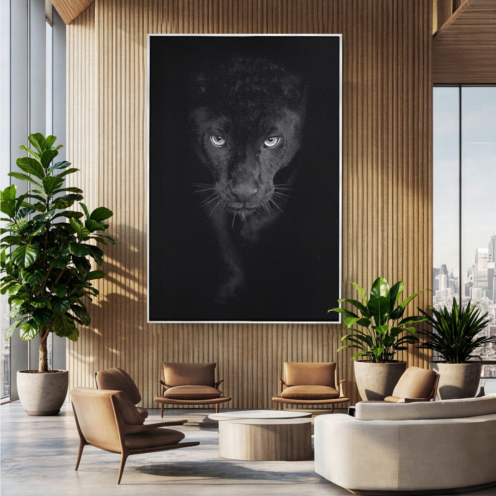Tablou canvas cu tablou canvas cu pantera neagra, in rama de aluminiu argintiu, pe perete intr-un birou