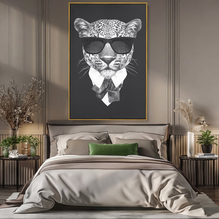 Tablou canvas cu ilustratie portret leopard gentleman, in rama de aluminiu auriu, pe perete intr-un dormitor