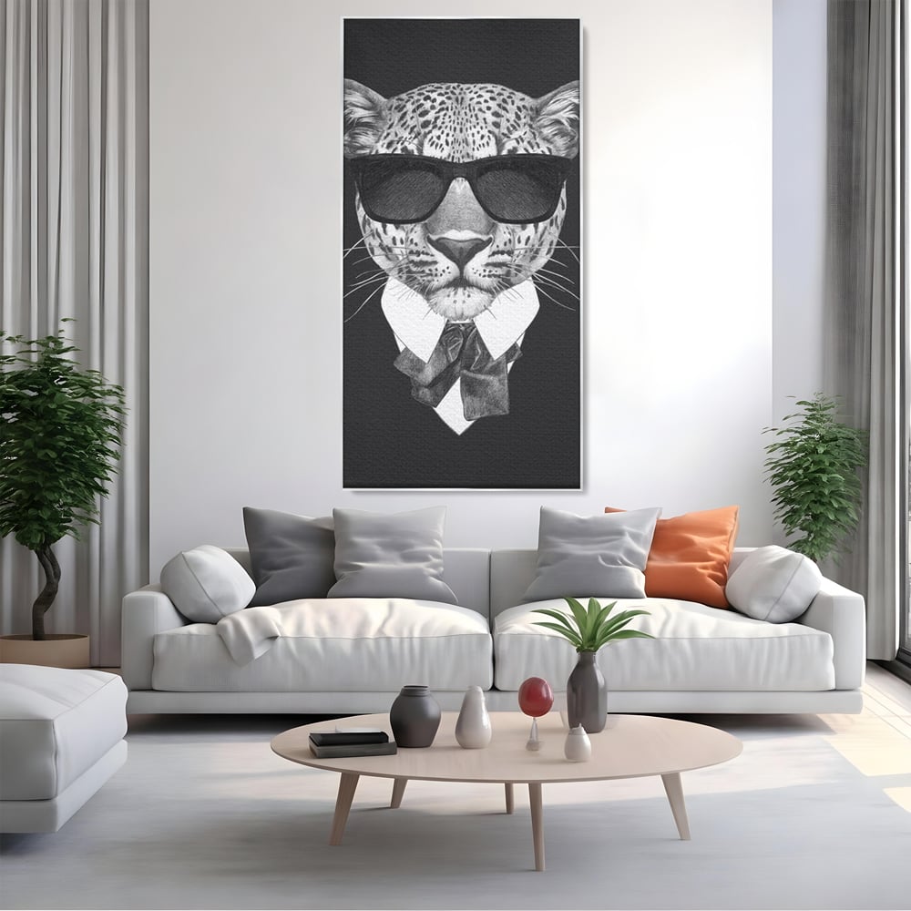 Tablou canvas cu ilustratie portret leopard gentleman, in rama de aluminiu argintiu, pe perete intr-un living