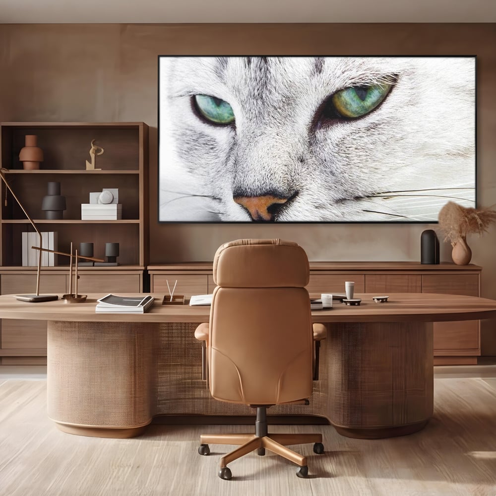 Tablou canvas cu tablou canvas cu ochi de pisica, in rama de aluminiu negru, pe perete intr-un birou