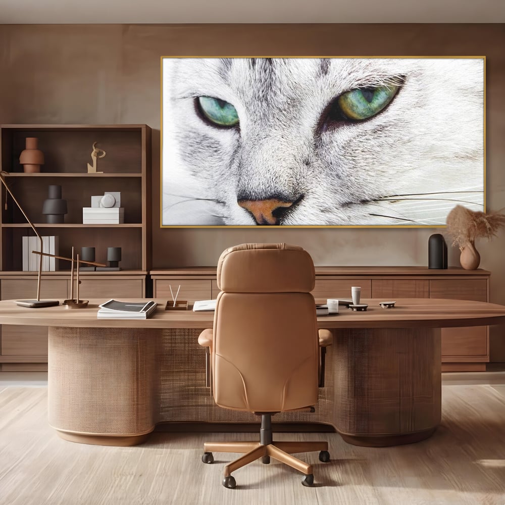 Tablou canvas cu tablou canvas cu ochi de pisica, in rama de aluminiu auriu, pe perete intr-un birou