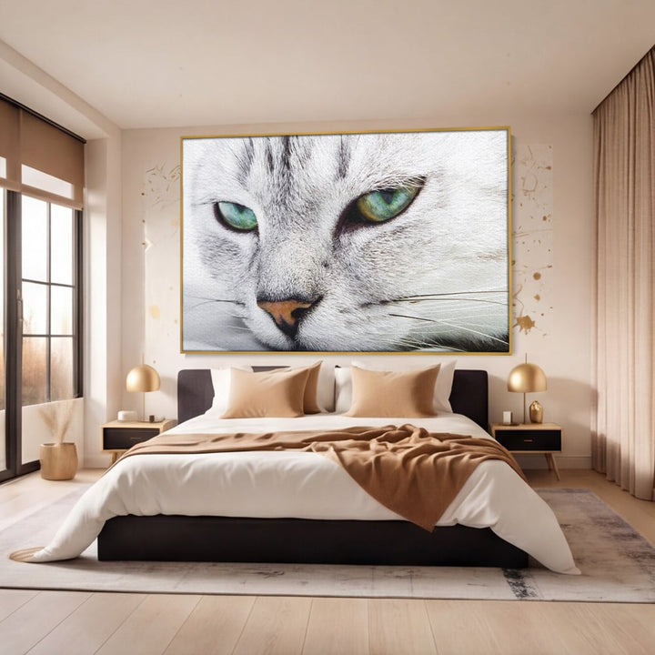 Tablou canvas cu tablou canvas cu ochi de pisica, in rama de aluminiu auriu, pe perete intr-un dormitor