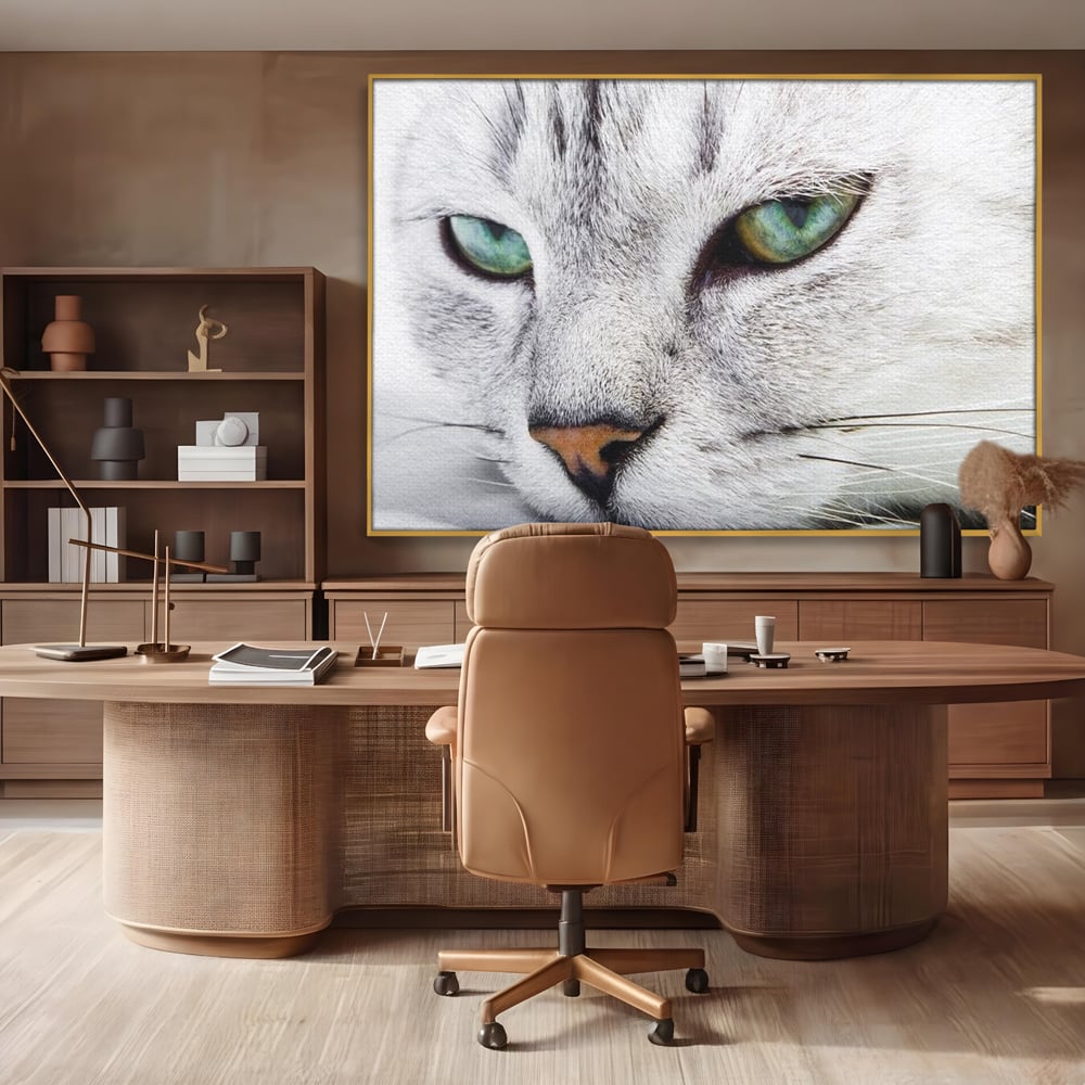 Tablou canvas cu tablou canvas cu ochi de pisica, in rama de aluminiu auriu, pe perete intr-un birou