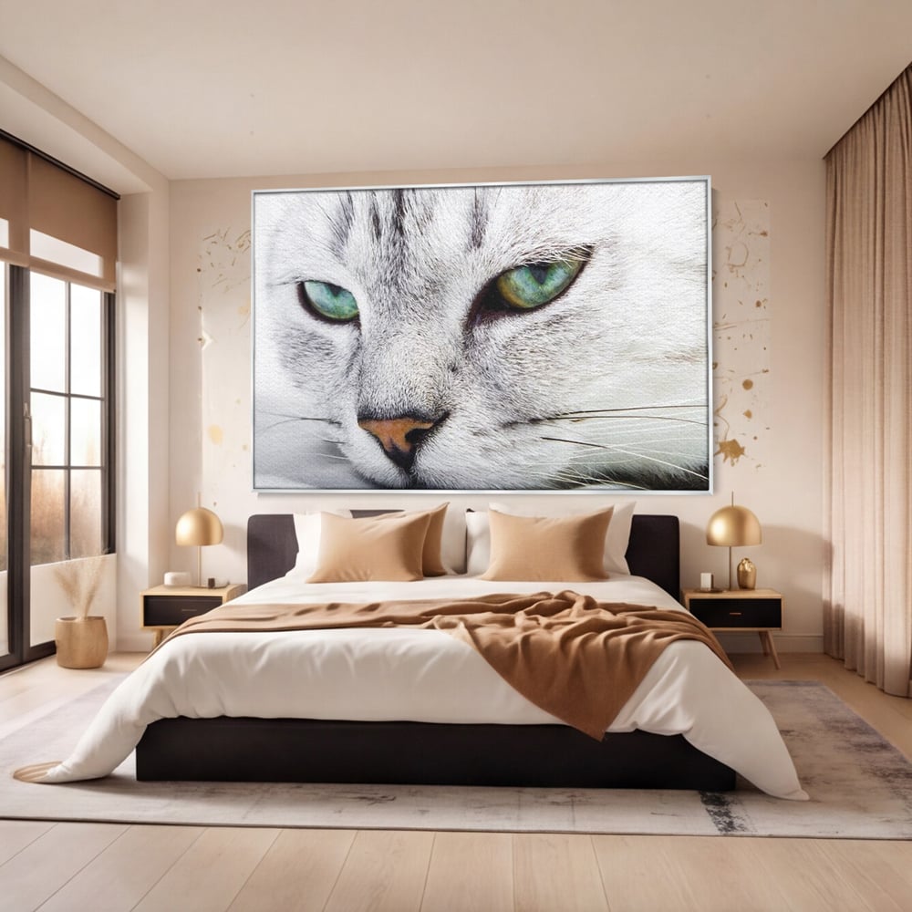 Tablou canvas cu tablou canvas cu ochi de pisica, in rama de aluminiu argintiu, pe perete intr-un dormitor