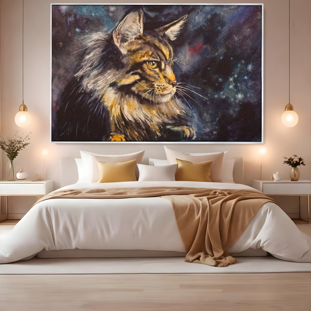 Tablou canvas cu tablou canvas cu pisica in galaxie, in rama de aluminiu argintiu, pe perete intr-un dormitor