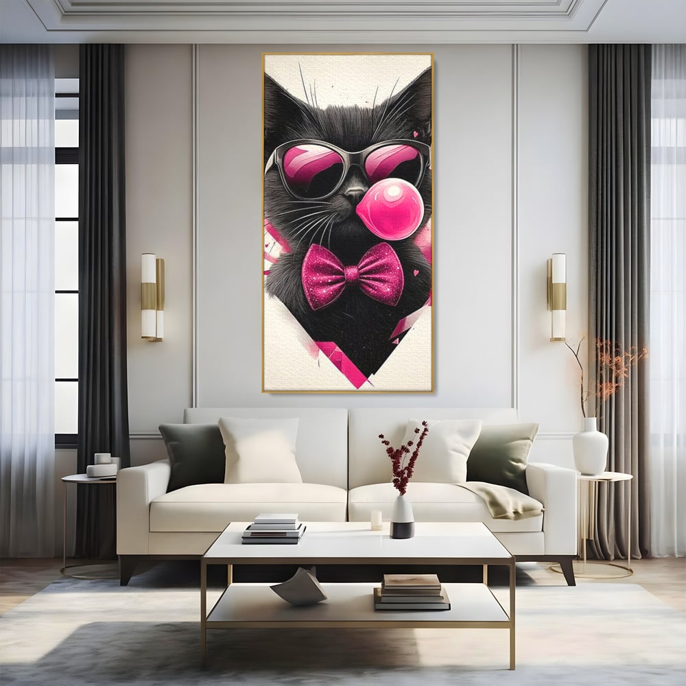 Tablou canvas cu ilustratie digitala cu pisica neagra, in rama de aluminiu auriu, pe perete intr-un living