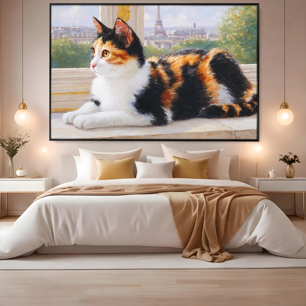 Tablou canvas cu pictura cu pisica calico si turnul eiffel, in rama de aluminiu negru, pe perete intr-un dormitor