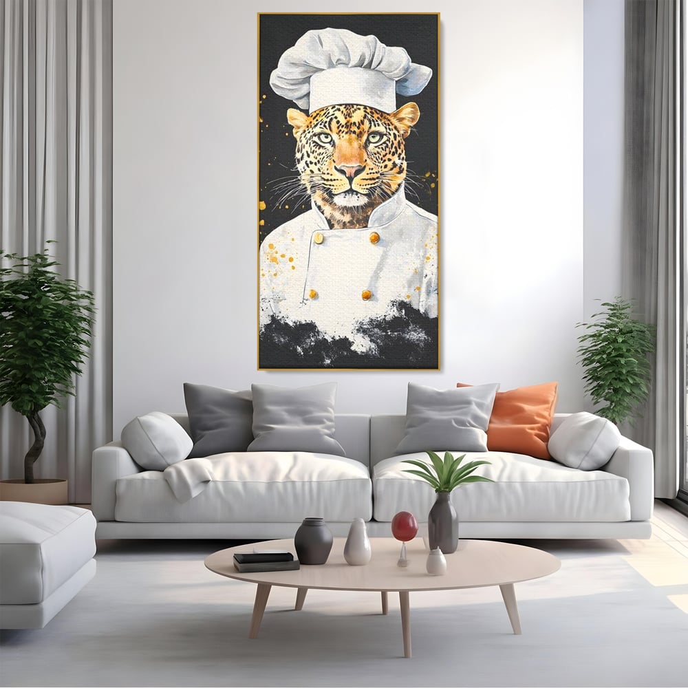 Tablou canvas cu tablou canvas cu leopard bucatar, in rama de aluminiu auriu, pe perete intr-un living