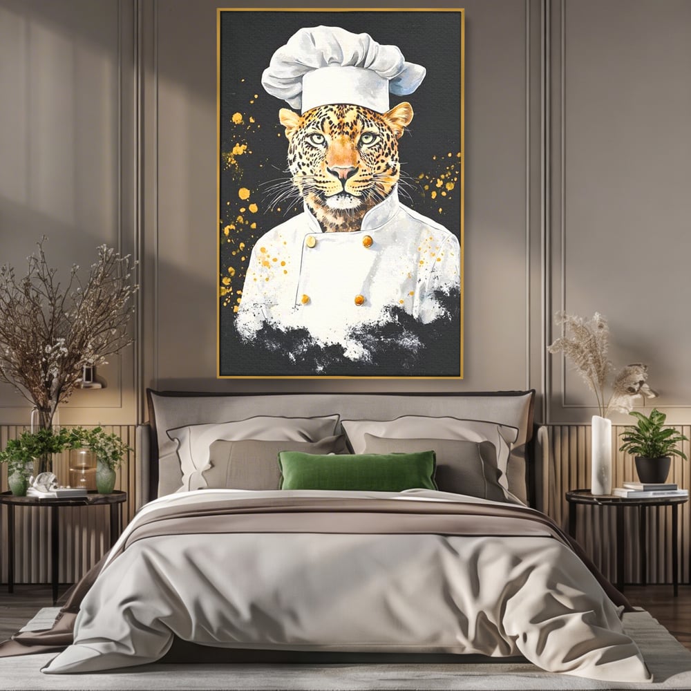 Tablou canvas cu tablou canvas cu leopard bucatar, in rama de aluminiu auriu, pe perete intr-un dormitor