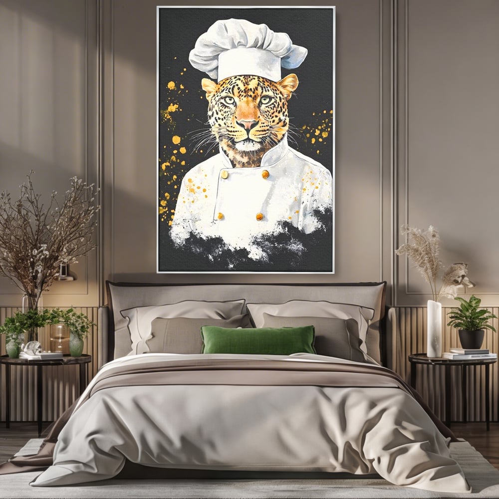 Tablou canvas cu tablou canvas cu leopard bucatar, in rama de aluminiu argintiu, pe perete intr-un dormitor