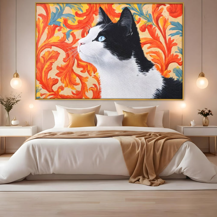 Tablou canvas cu tablou canvas cu pisica si fundal floral, in rama de aluminiu auriu, pe perete intr-un dormitor