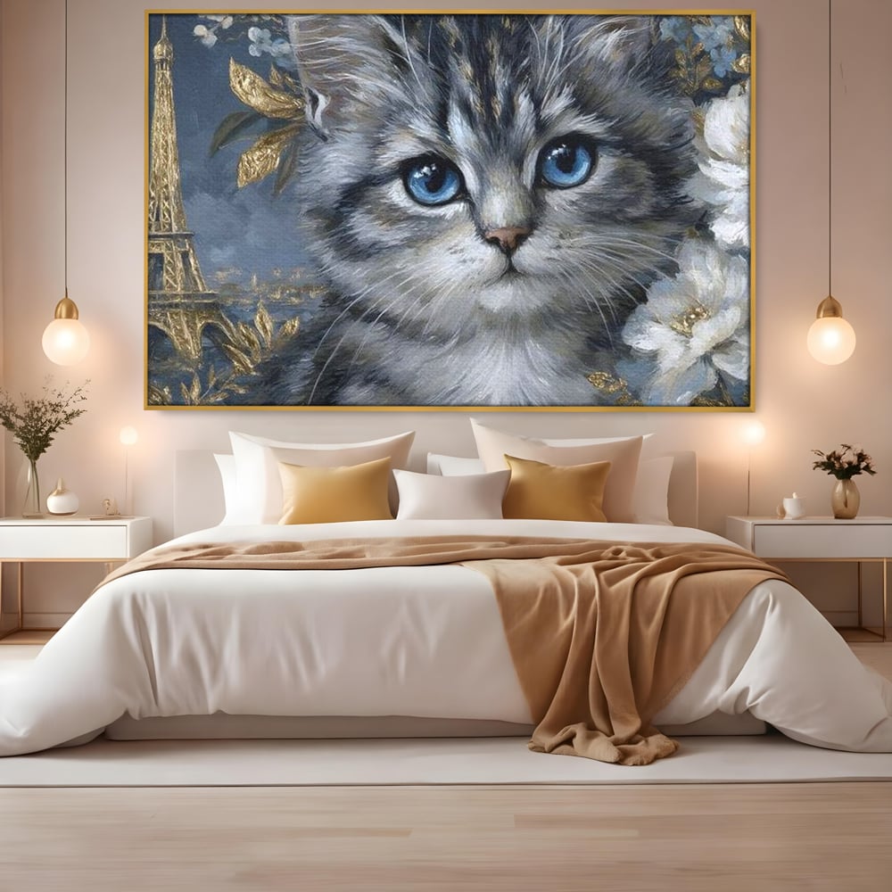 Tablou canvas cu tablou canvas cu pisica si turnul eiffel, in rama de aluminiu auriu, pe perete intr-un dormitor