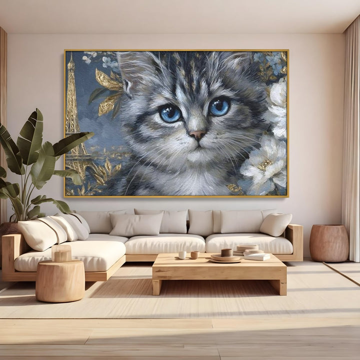 Tablou canvas cu tablou canvas cu pisica si turnul eiffel, in rama de aluminiu auriu, pe perete intr-un living