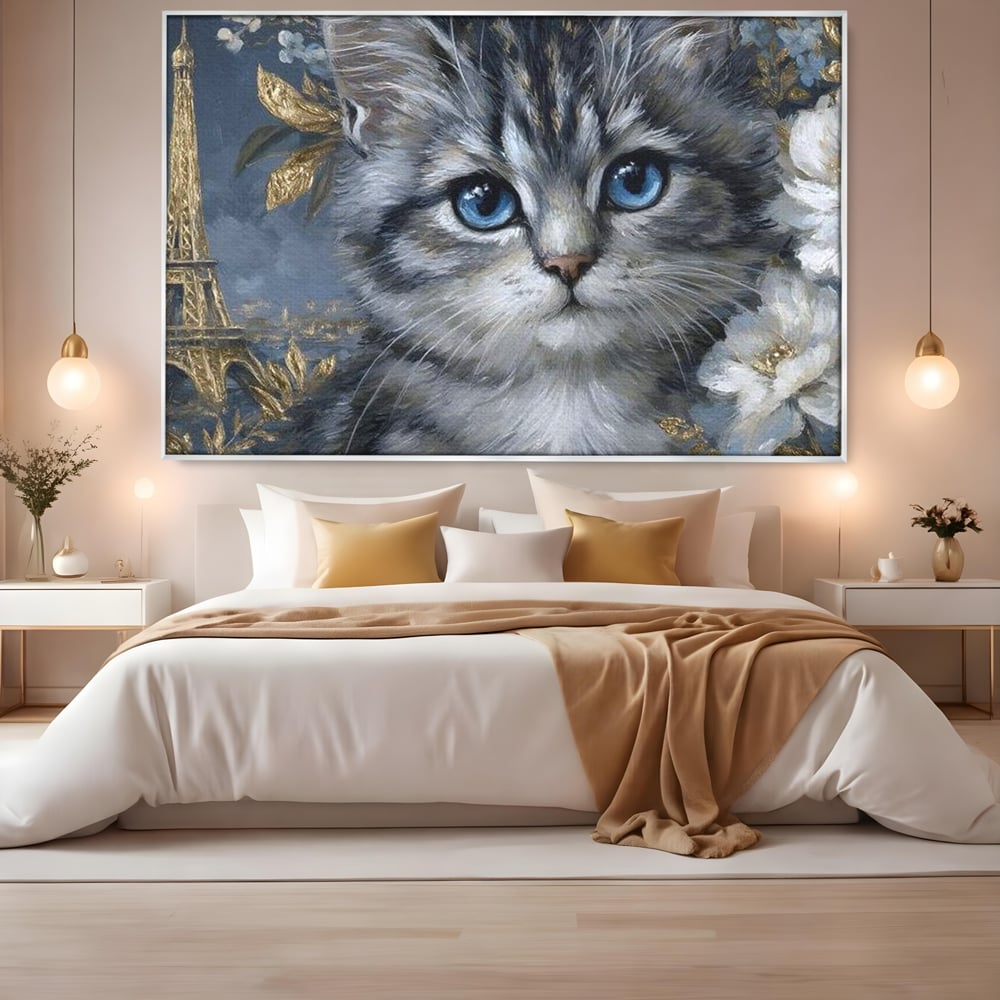 Tablou canvas cu tablou canvas cu pisica si turnul eiffel, in rama de aluminiu argintiu, pe perete intr-un dormitor