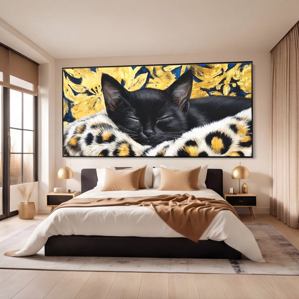 Tablou canvas cu tablou canvas cu pisica neagra dormind, in rama de aluminiu negru, pe perete intr-un dormitor