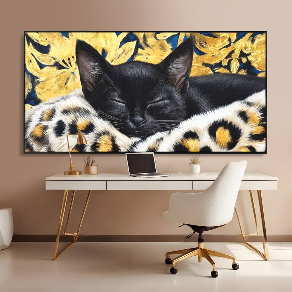 Tablou canvas cu tablou canvas cu pisica neagra dormind, in rama de aluminiu negru, pe perete intr-un birou