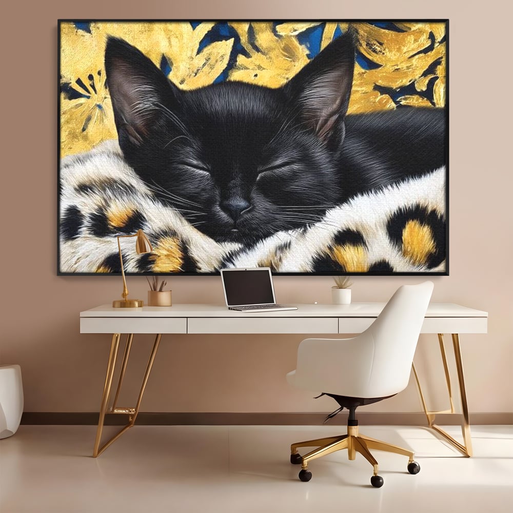 Tablou canvas cu tablou canvas cu pisica neagra dormind, in rama de aluminiu negru, pe perete intr-un birou