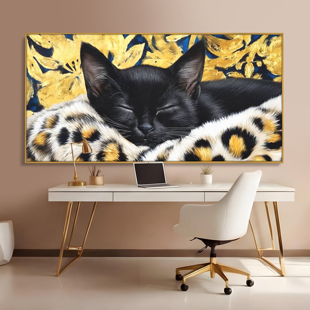 Tablou canvas cu tablou canvas cu pisica neagra dormind, in rama de aluminiu auriu, pe perete intr-un birou