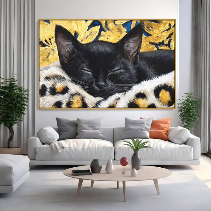 Tablou canvas cu tablou canvas cu pisica neagra dormind, in rama de aluminiu auriu, pe perete intr-un living