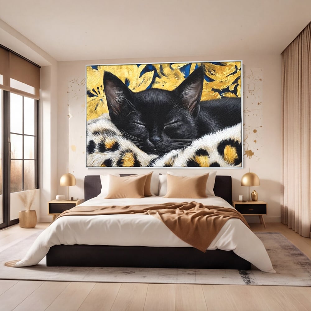 Tablou canvas cu tablou canvas cu pisica neagra dormind, in rama de aluminiu argintiu, pe perete intr-un dormitor