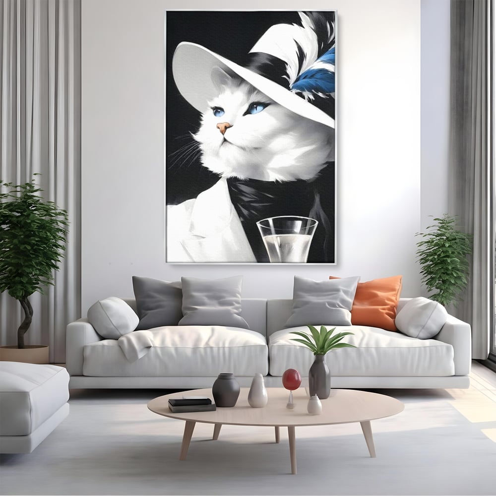 Tablou canvas cu tablou canvas cu pisica aristocrata purtand palarie, in rama de aluminiu argintiu, pe perete intr-un living