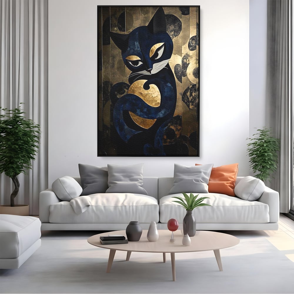Tablou canvas cu tablou canvas cu pisica neagra si aurie, in rama de aluminiu negru, pe perete intr-un living