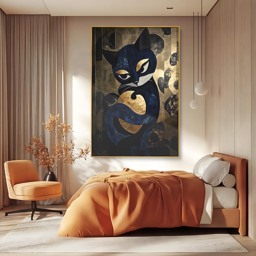 Tablou canvas cu tablou canvas cu pisica neagra si aurie, in rama de aluminiu auriu, pe perete intr-un dormitor