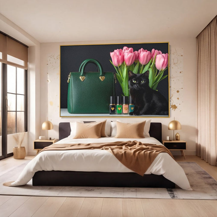 Tablou canvas cu tablou canvas cu pisica si poseta, in rama de aluminiu auriu, pe perete intr-un dormitor