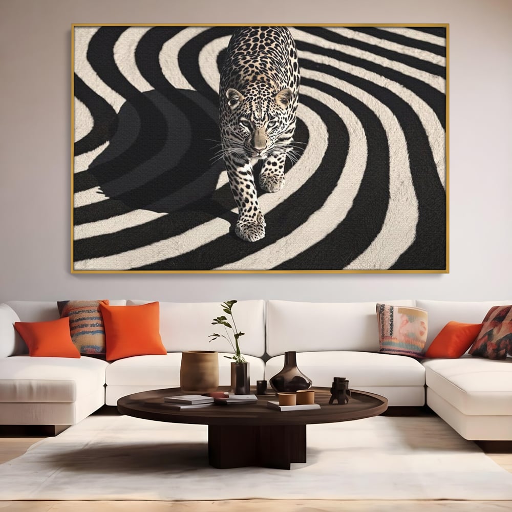 Tablou canvas cu tablou canvas cu leopard pe fundal spiralat alb-negru, in rama de aluminiu auriu, pe perete intr-un living