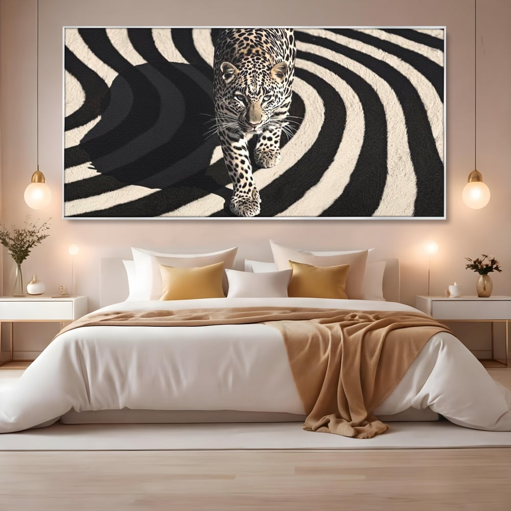 Tablou canvas cu tablou canvas cu leopard pe fundal spiralat alb-negru, in rama de aluminiu argintiu, pe perete intr-un dormitor
