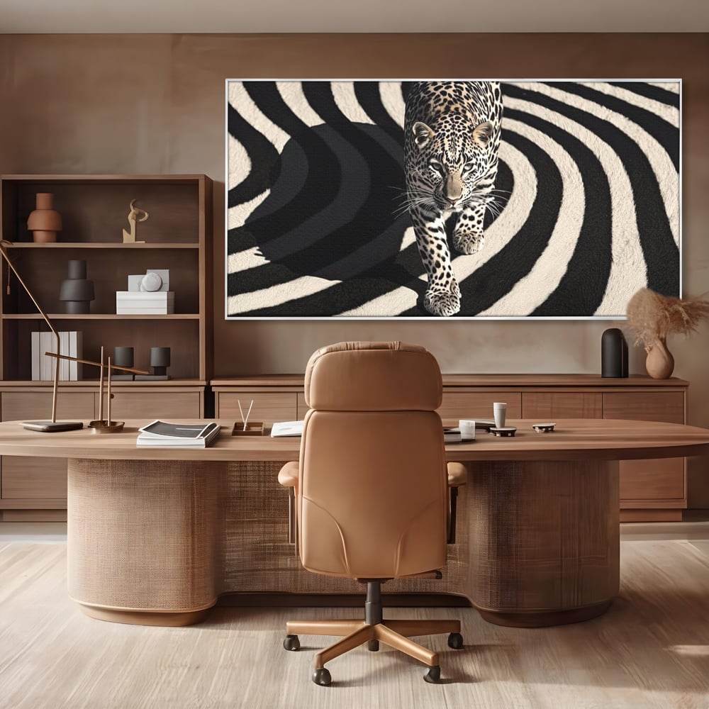 Tablou canvas cu tablou canvas cu leopard pe fundal spiralat alb-negru, in rama de aluminiu argintiu, pe perete intr-un birou