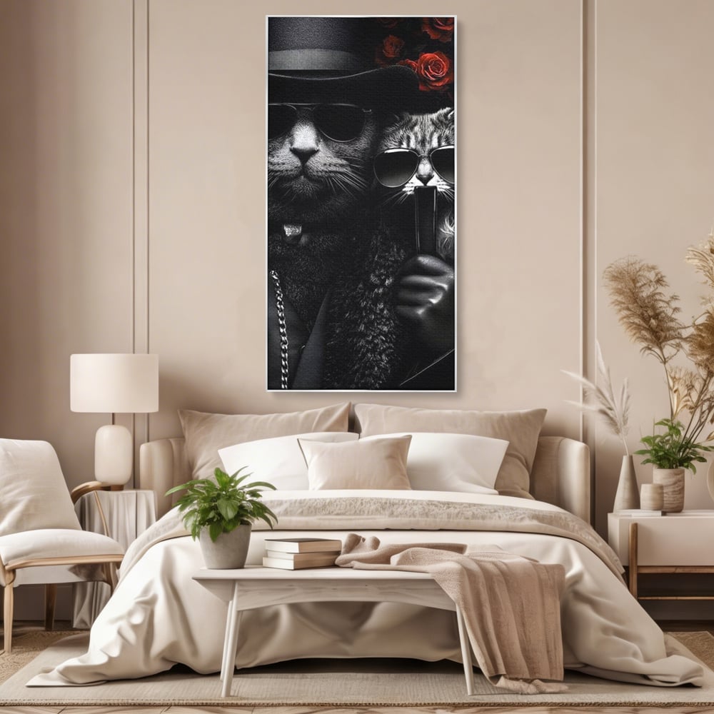Tablou canvas cu tablou canvas cu pisici gangster in ochelari, in rama de aluminiu argintiu, pe perete intr-un dormitor