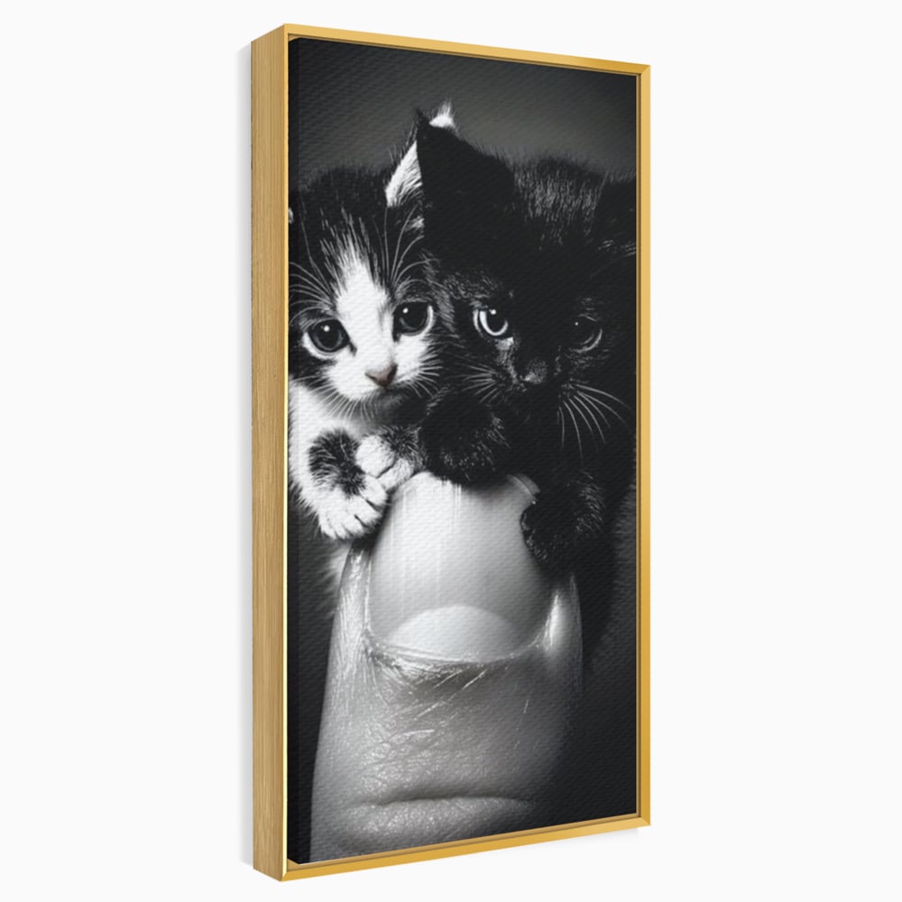 Tablou canvas cu tablou canvas cu doi pisoi mici agatati de un deget, in rama de aluminiu auriu