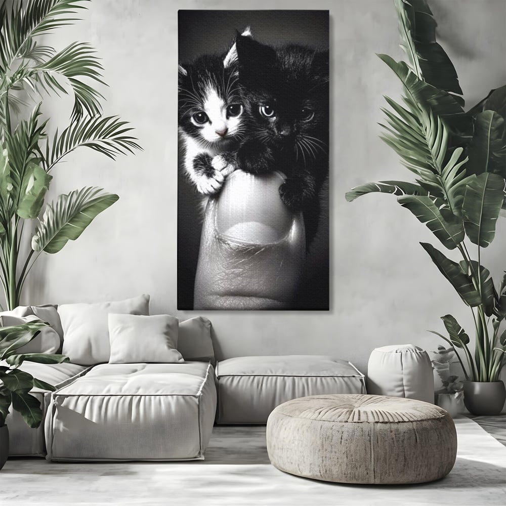 Tablou canvas cu tablou canvas cu doi pisoi mici agatati de un deget, fara rama, pe sasiu de lemn, pe perete intr-un living