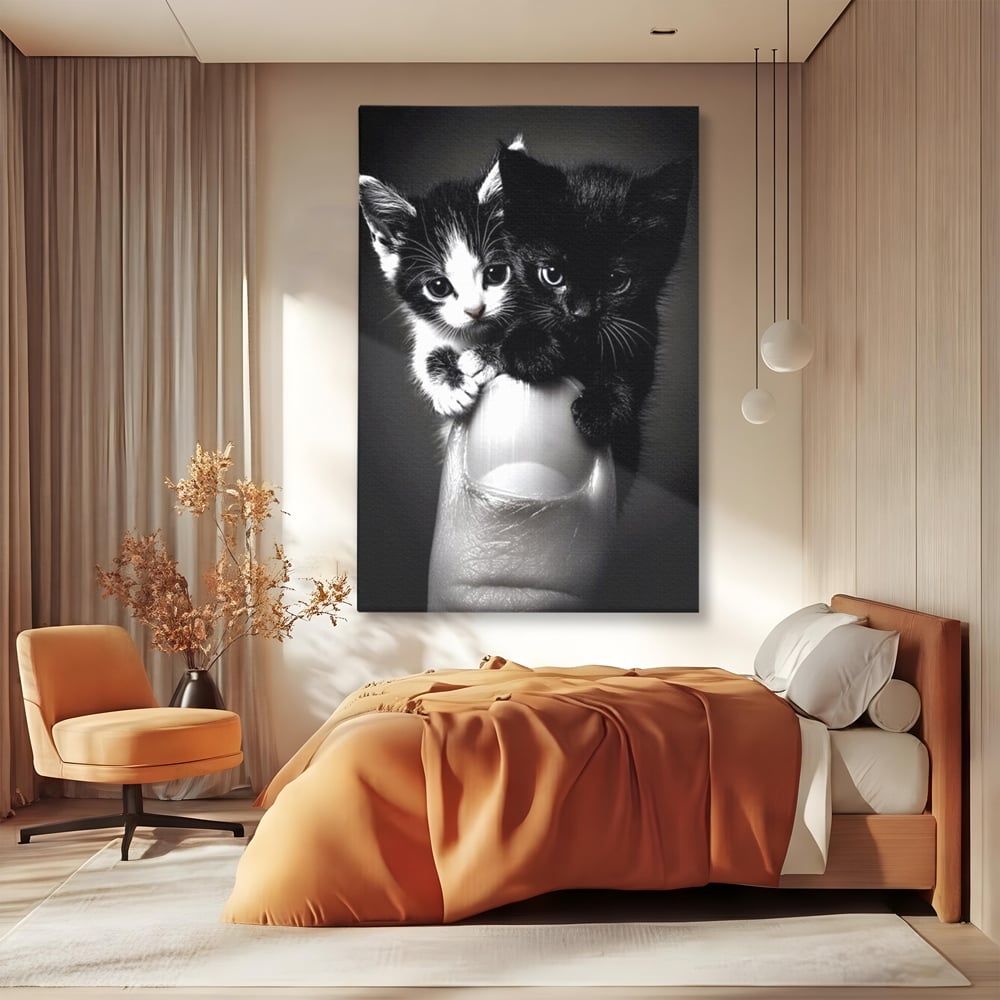 Tablou canvas cu tablou canvas cu doi pisoi mici agatati de un deget, fara rama, pe sasiu de lemn, pe perete intr-un dormitor