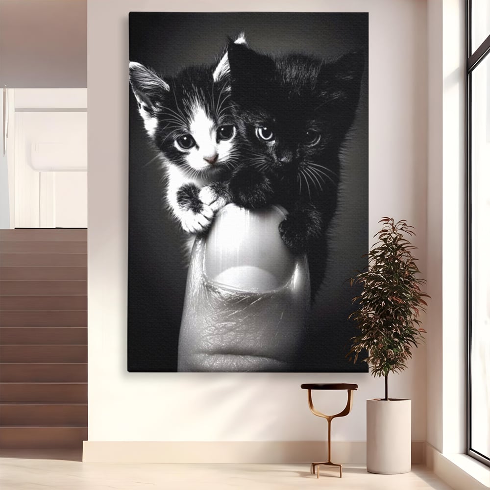 Tablou canvas cu tablou canvas cu doi pisoi mici agatati de un deget, fara rama, pe sasiu de lemn