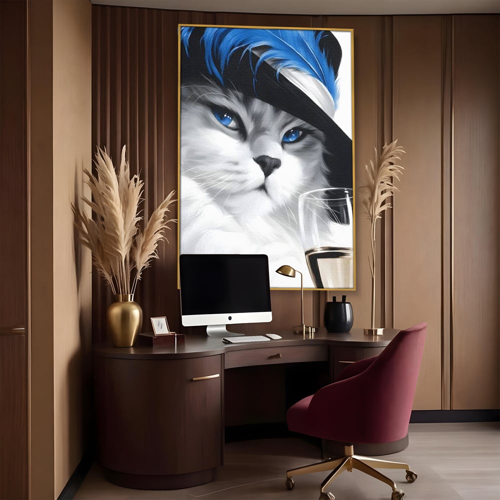 Tablou canvas cu tablou canvas cu pisica aristocrata si palarie, in rama de aluminiu auriu, pe perete intr-un birou