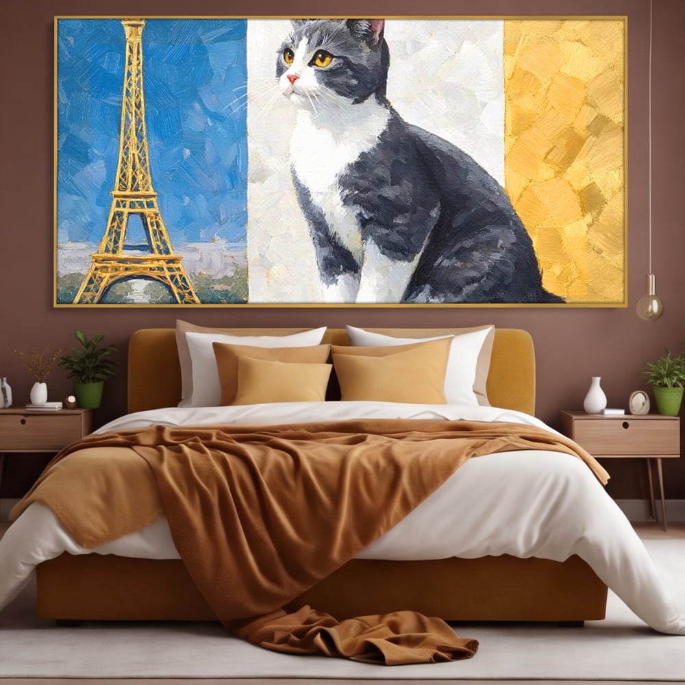 Tablou canvas cu tablou canvas cu pisica si turnul eiffel, in rama de aluminiu auriu, pe perete intr-un dormitor