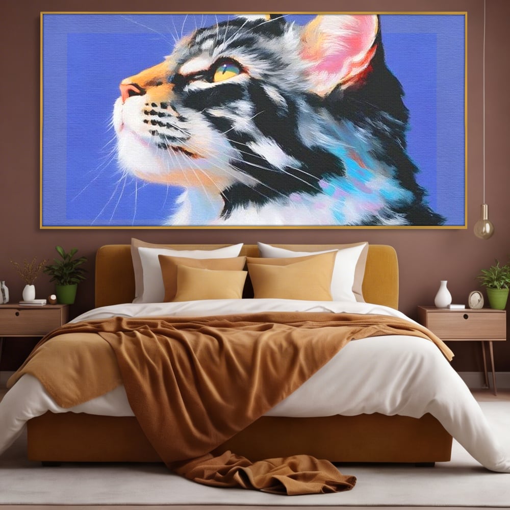 Tablou canvas cu pictura cu profil de pisica, in rama de aluminiu auriu, pe perete intr-un dormitor