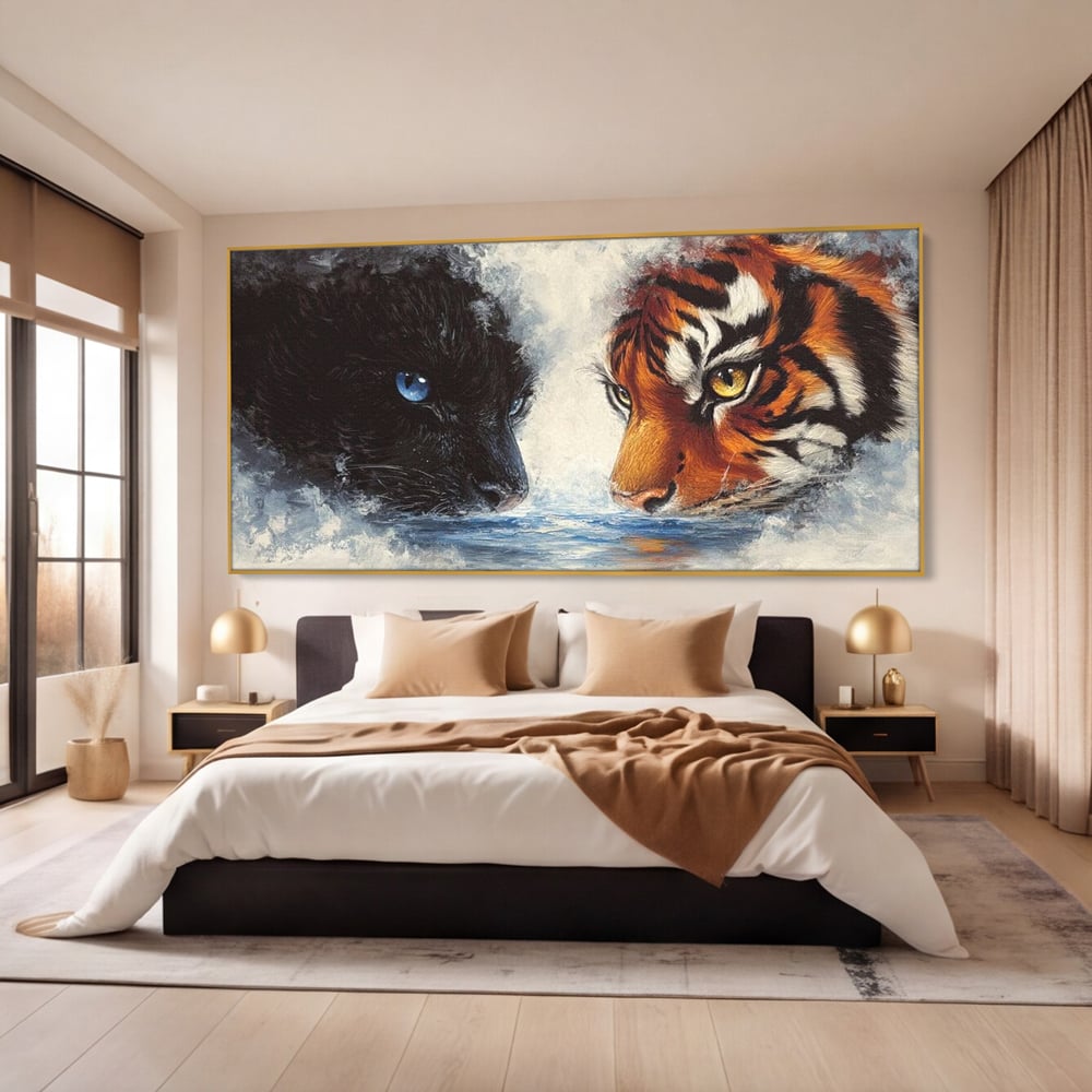 Tablou canvas cu tablou canvas cu pantera si tigru, in rama de aluminiu auriu, pe perete intr-un dormitor