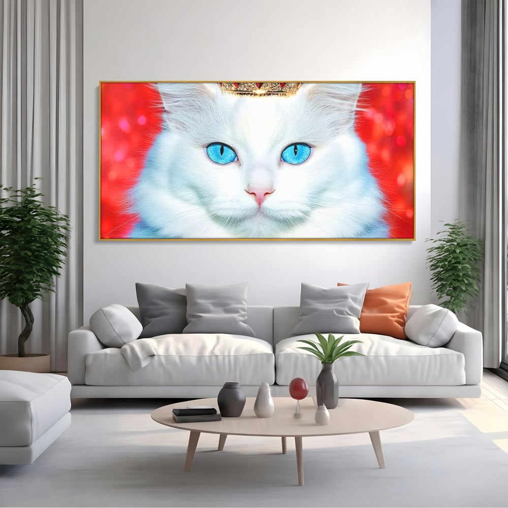 Tablou canvas cu tablou canvas cu pisica alba regala, in rama de aluminiu auriu, pe perete intr-un living